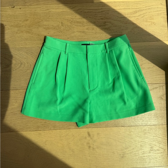 Alice + Olivia Pants - NWOT! Alice + Olivia Green Pleated Shorts